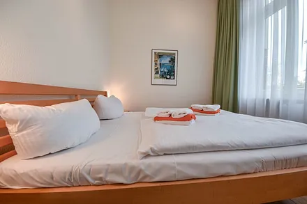 Schlafzimmer mit Doppelbett