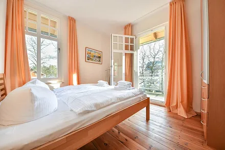 Schlafzimmer 1 mit Doppelbett