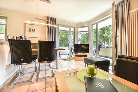 Wohnzimmer mit Balkonzugang