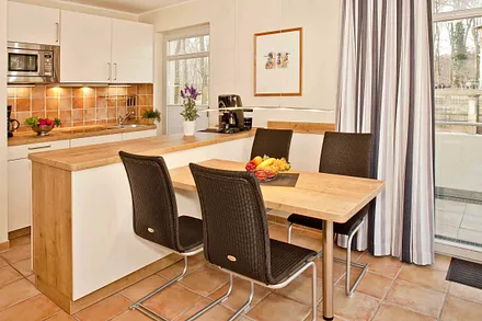 Küchenzeile mit Esstisch