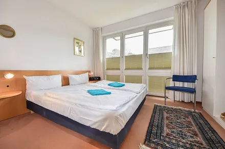 Schlafzimmer mit Doppelbett im OG