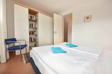 Schlafzimmer mit Doppelbett im OG