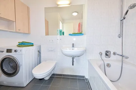 Bad mit Wanne und Waschtrockner