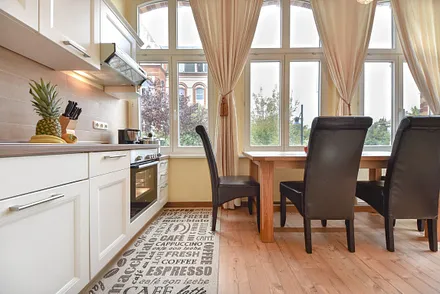 Küchenzeile mit Esstisch