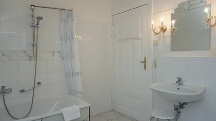 Badezimmer mit Badewanne