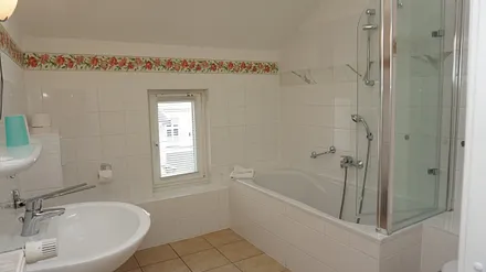 Badezimmer mit Badewanne