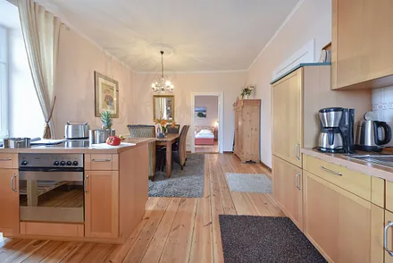 offene Küche mit Esstisch