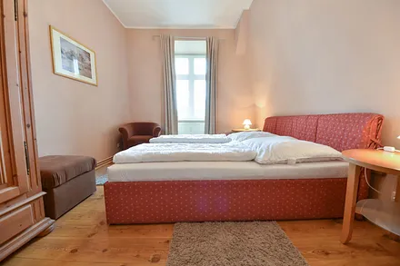 Schlafzimmer mit Doppelbett