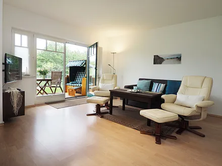 Wohnbereich mit Blick auf die Terrasse