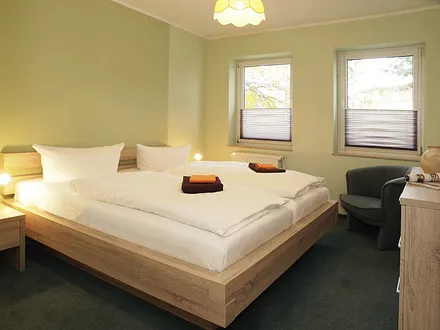 Schlafzimmer mit Doppelbett