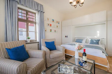 Wohnbereich mit Schrankklappbett