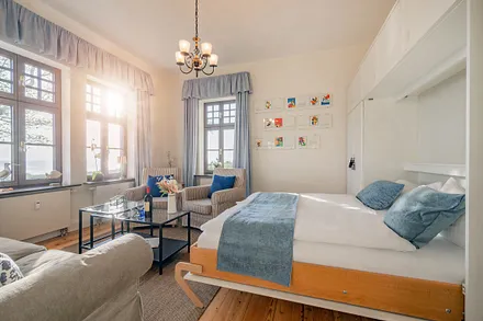 Wohnbereich mit Schrankklappbett