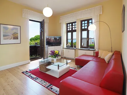 Wohnbereich mit Blick auf die Terrasse