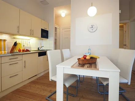 Küchenzeile mit Essbereich