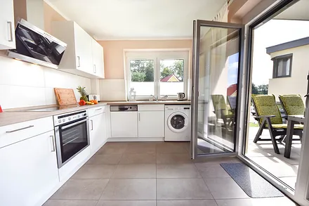 Küche mit Zugang zur Terrasse