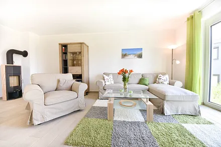 Wohnbereich mit Kamin und Zugang zu der Terrasse