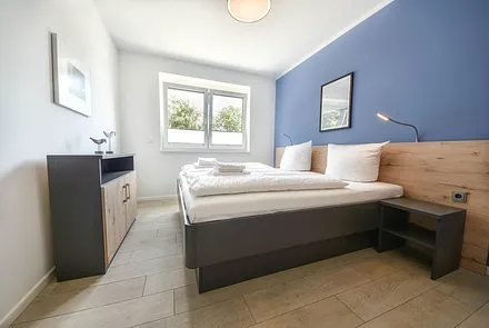 Schlafzimmer mit Doppelbett