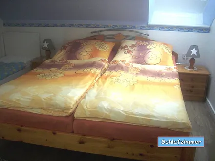 Schlafzimmer mit Kinderbett