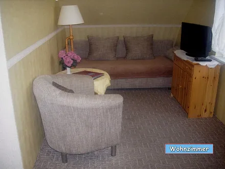 Wohnzimmer mit Doppelbettcouch