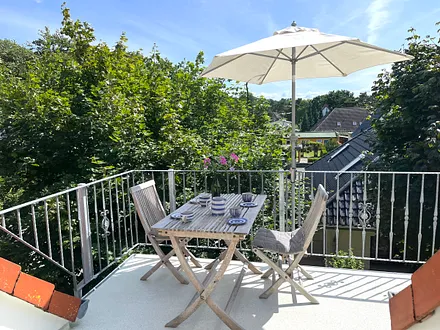Südterrasse mit Essplatz und Sonnenliegen
