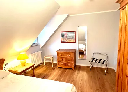 Schlafzimmer mit großem Kleiderschrank