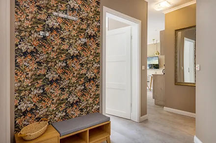 Der Flur mit Garderobe. Die Tür führt ins Schlafzimmer.