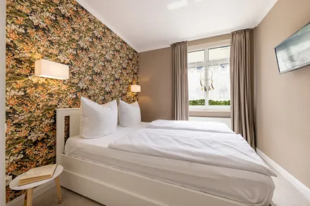 Das Schlafzimmer ist ausgestattet mit Doppelbett ...