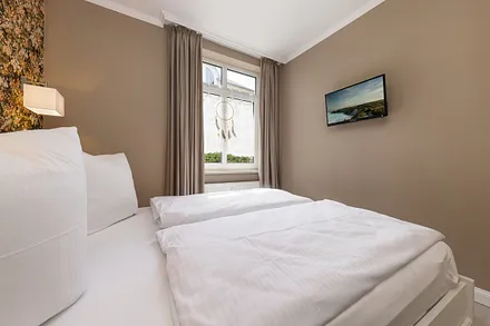 ... Fernsehgerät, Verdunkelungsgardinen ...