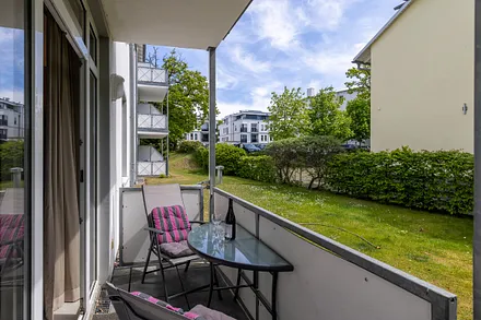 Der Balkon liegt im Erdgeschoß und ist nach Südosten ausgerichtet.