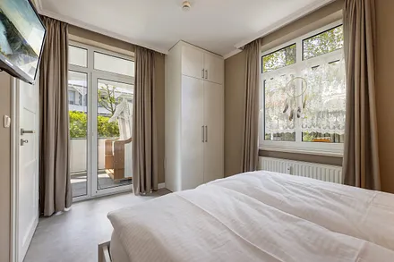 ... Doppelbett und Kleiderschrank ... 