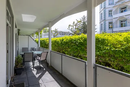 Der große nach Süden ausgerichtete Balkon ist bequem möbliert.