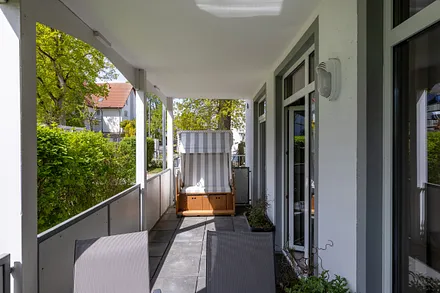 Auf dem Balkon steht ein Strandkorb für Sie bereit.