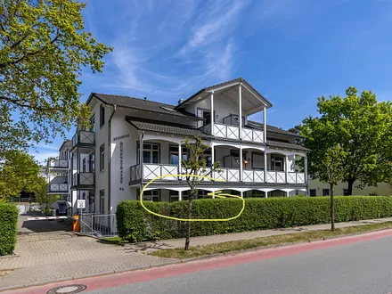 Der Pfeil zeigt auf Ihren Balkon. Ihr Balkon befindet sich im Erdgeschoß links.