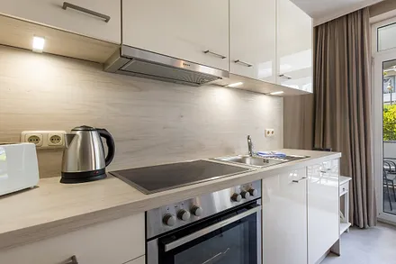 Die Küchenzeile ist ausgestattet mit Geschirrspüler, Backofen, KühlGefrierKombination etc.