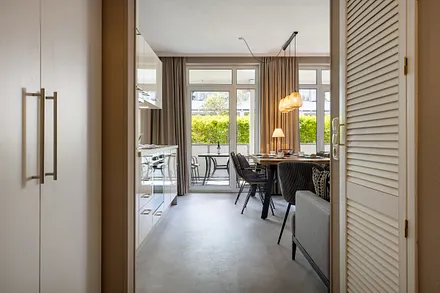 Der Blick vom Flur ins Wohnzimmer.