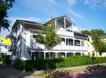 Herzlich willkommen in der Residenz Dünenstraße! Der gelbe Pfeil weist auf Ihren Balkon.