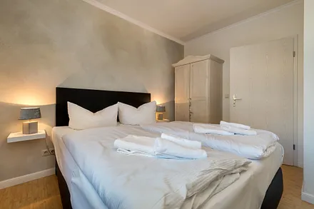 ... Doppelbett und Kleiderschrank.