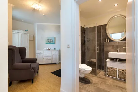 Der Blick in Bad und Flur.