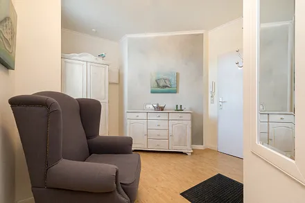 Der Flur mit Garderobe.