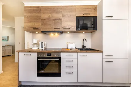 Die voll ausgestattete Küchenzeile mit Geschirrspüler, Mikrowelle, Backofen, Kühlschrank mit Eisfach etc.