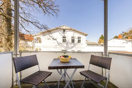 Der möblierte Balkon ist nach Westen ausgerichtet.