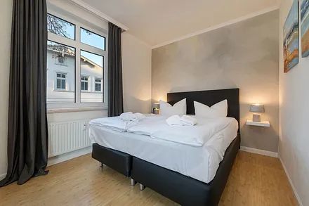 Das schöne Schlafzimmer hat Doppelbett ...