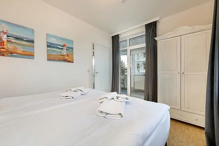 ... Kleiderschrank und einen Austritt zum Balkon.