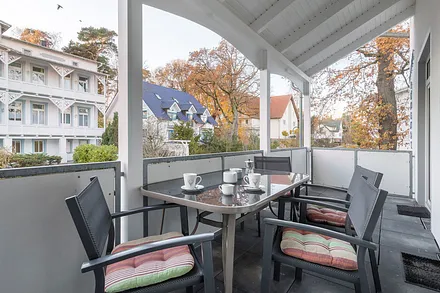 Hier der Blick auf den großen, möblierten Südbalkon.