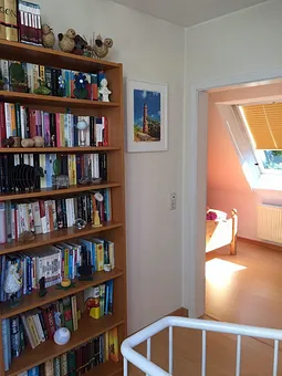 Flur oben mit kl. Bibliothek
