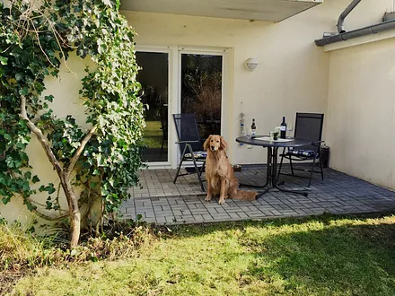 schöne Terrasse mit Garten