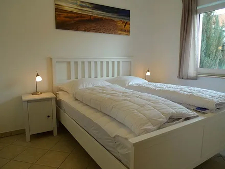 Schlafzimmer mit Doppelbett