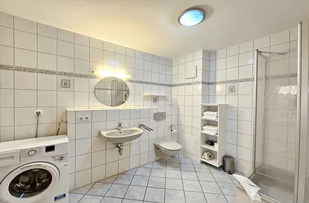 Bad mit Dusche/WC, Fön, Waschmaschine