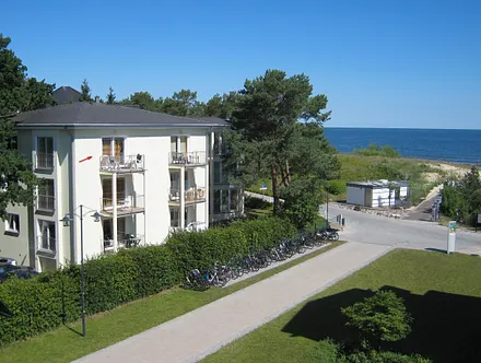 seitliche Hausansicht und Zugang zum Strand