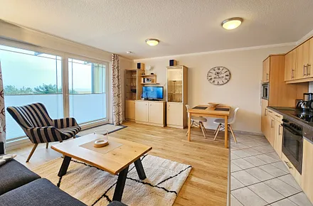 Wohnzimmer mit Essplatz & Flat-TV